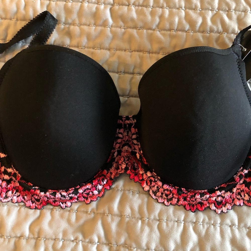 Wacoal Embrace Lace T-shirt Bra Black & Pink 32D NWT